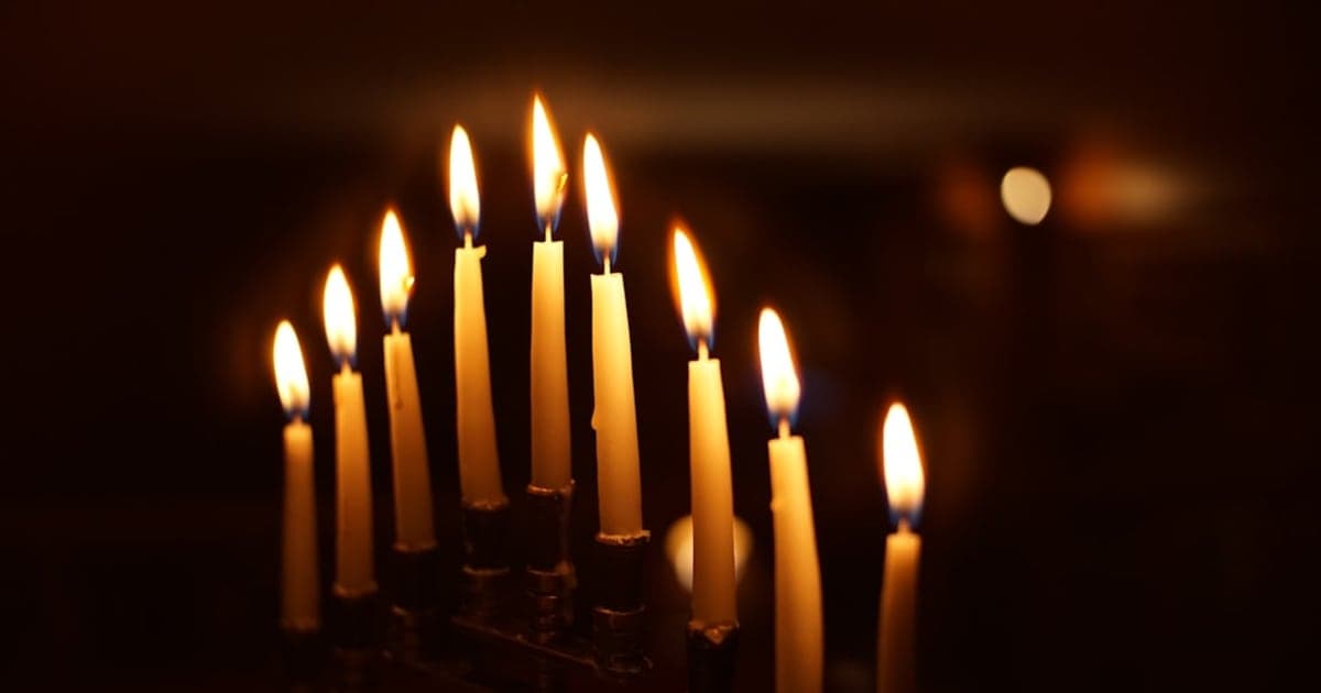Lighting the Menorah: Chanukah